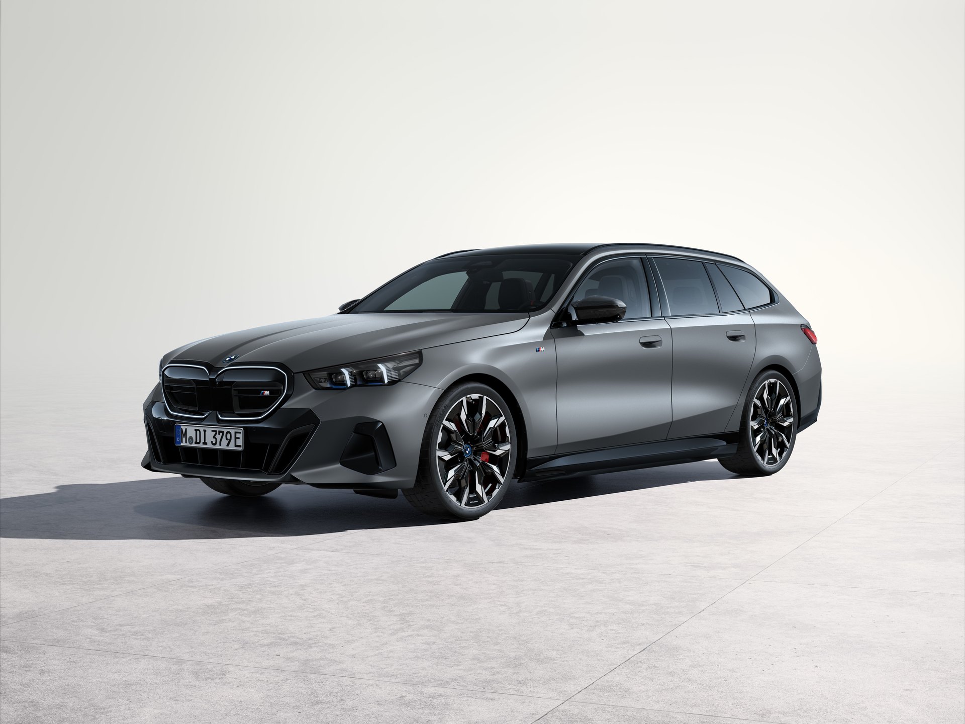 BMW i5 M60 xDrive Touring exterior