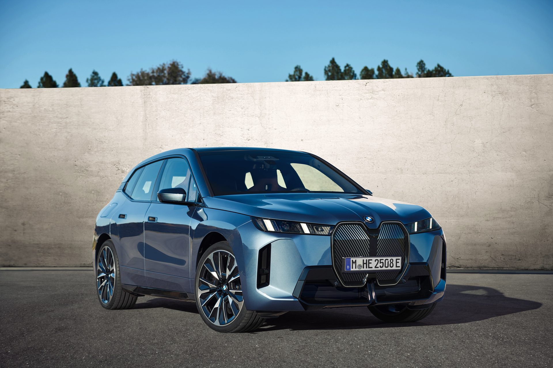 BMW iX exterior