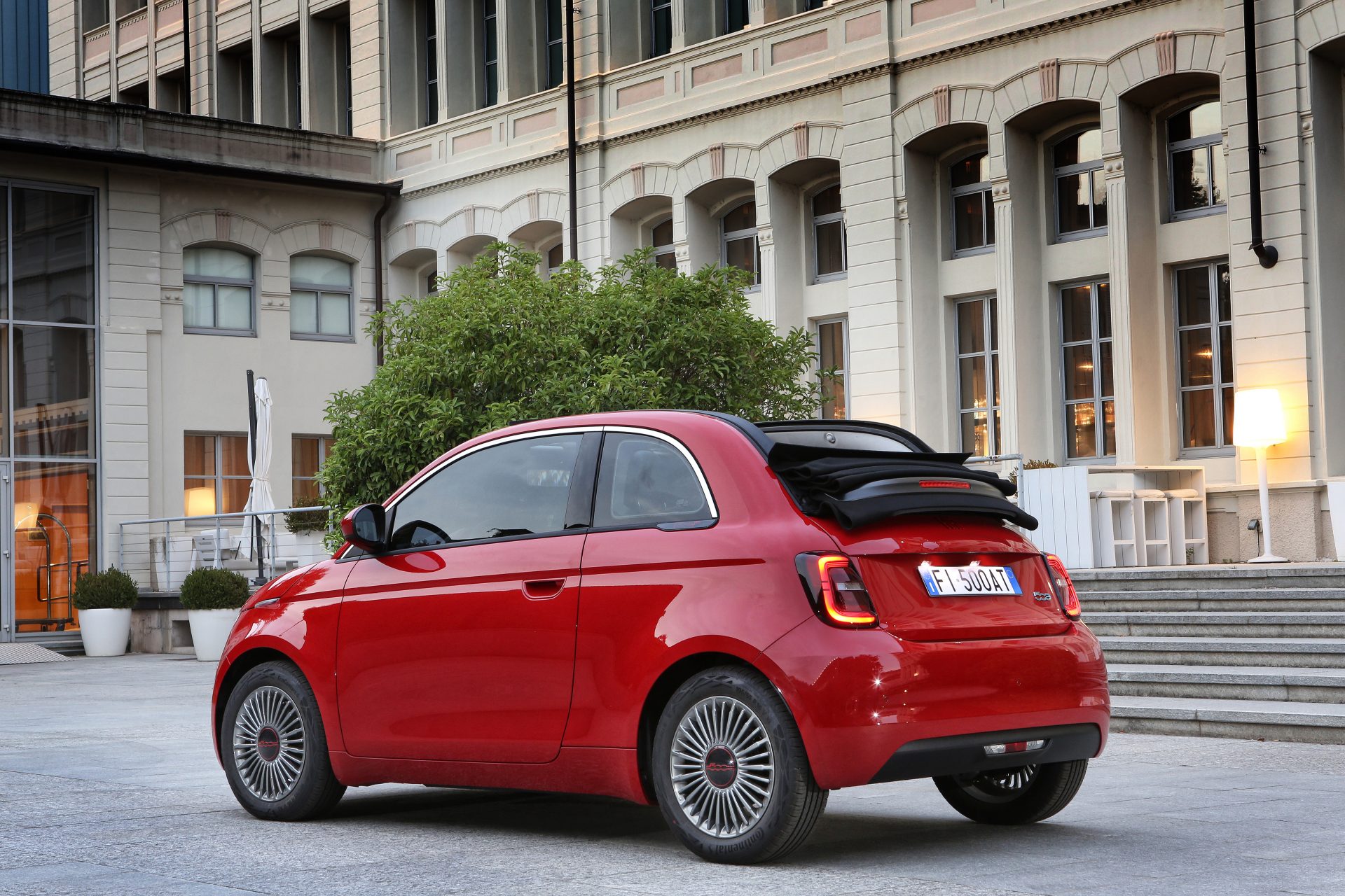 Fiat 500e Cabrio exterior