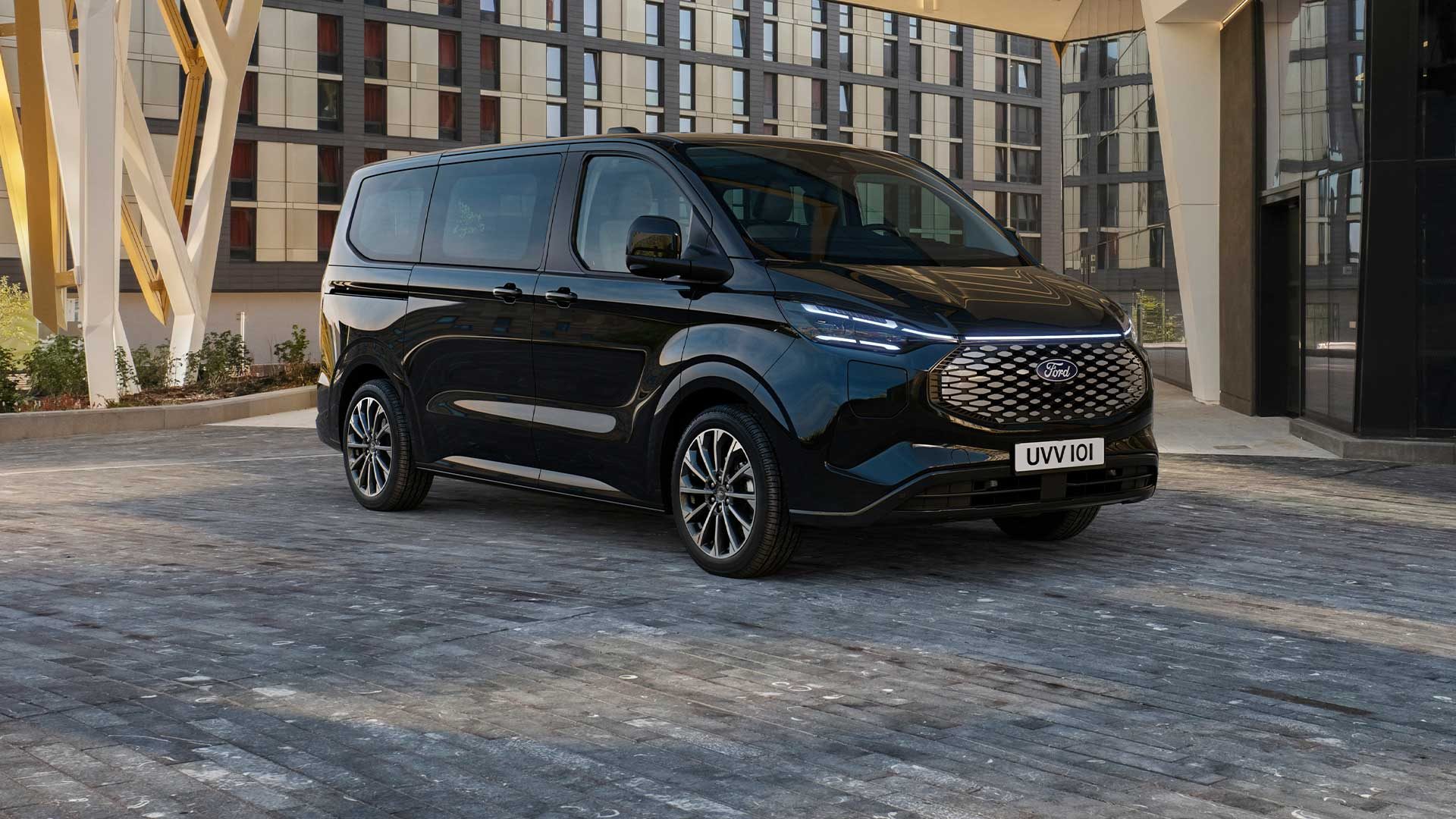 Ford E-Tourneo Custom exterior