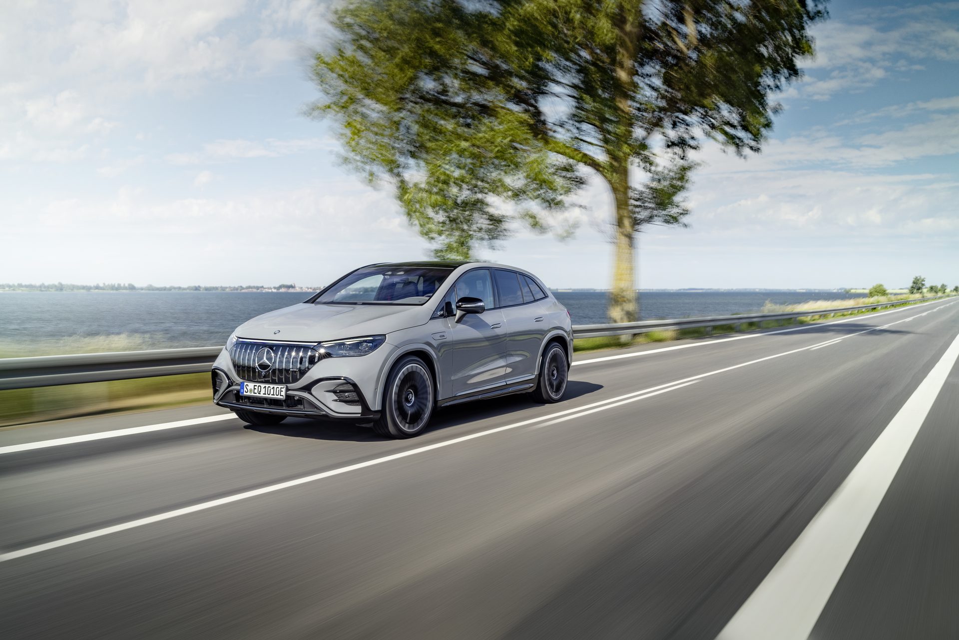 Mercedes-AMG EQE SUV exterior