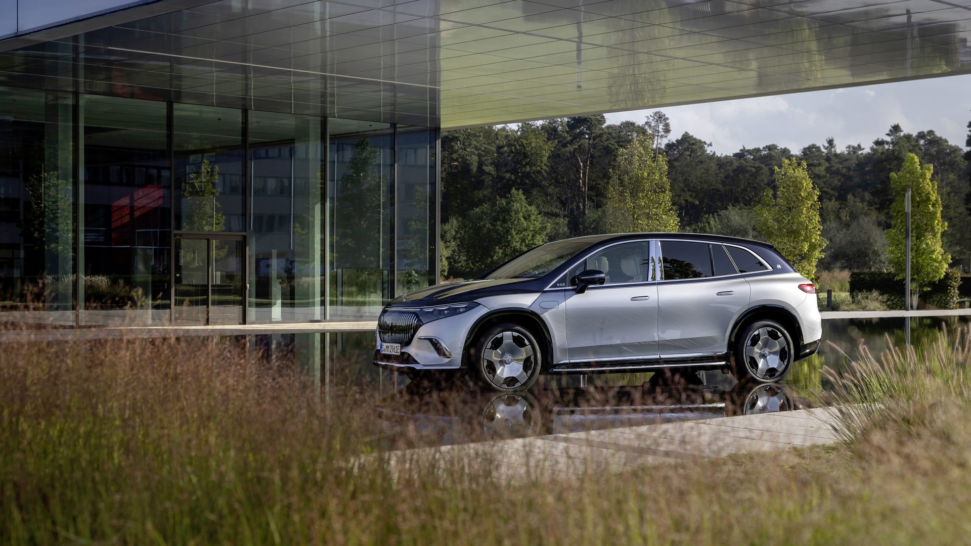 Mercedes-Maybach EQS 680 SUV exterior