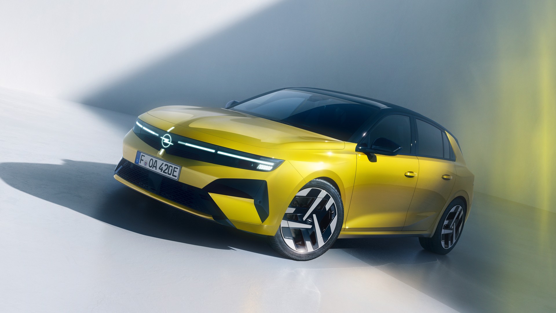 Opel Astra Electric 2026 exterior delantero tres cuartos